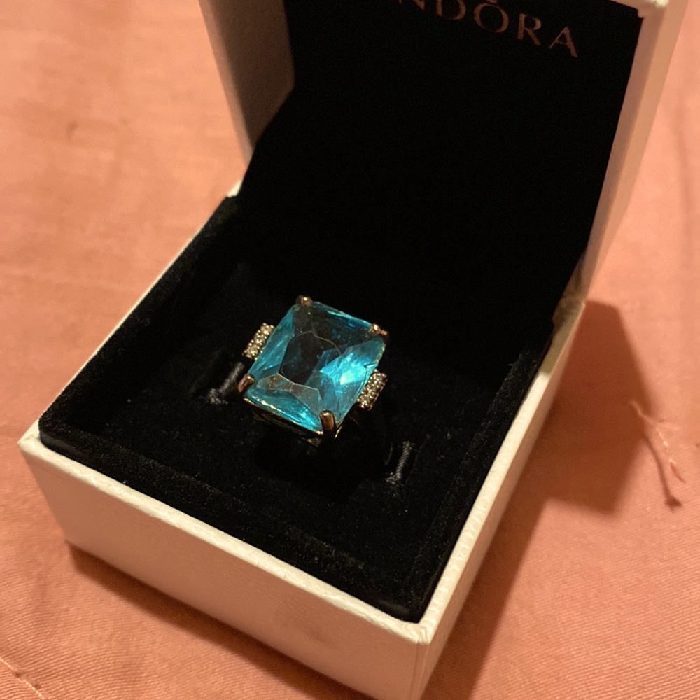 Pretty ring 💍 Large Blue stone